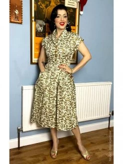 New Fit Kitty Holly Berries Ivory