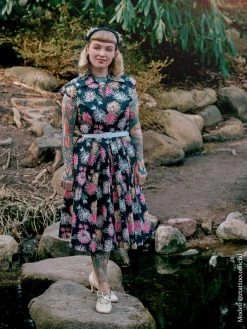 Runaround Sue Chrysanthemum Black