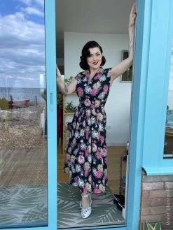 Runaround Sue Chrysanthemum Black -Chic Apparel Shop runaround sue chrysanthemum black p4706 26539 medium